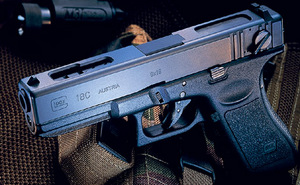 Два Glock 18C с удлинёнными обоймами.