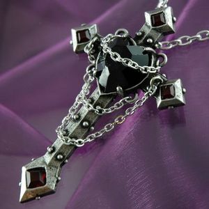 Croix De Cour Noir Pendant