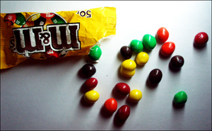 большая пачка m&m's.