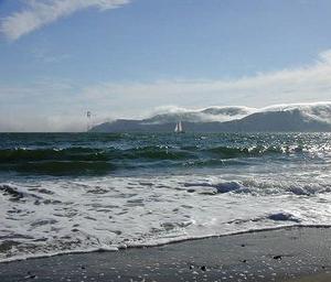 На море