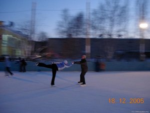 Каток в Парке Горького в субботу и без людей