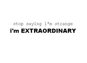 майку с надписью STOP SAYING I'M STRANGE I'M EXTRAORDINARY