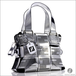 Сумка из металлизированной кожи от Fendi. Цвет Silver