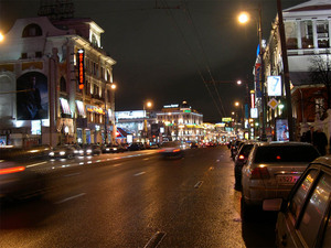 просто погулять по городу, взявшись за руку, любуясь огнями вечерней Москвы...