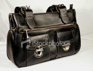 Черная лакированая кожаная сумка