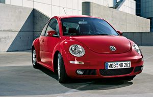 автомобиль Фольксваген New Beetle красного цвета