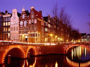 поехать в Амстердам