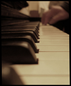 научиться играть на пианино (фортепьяно, рояле)