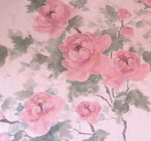 Серое кимоно с розовыми пионами и поясом