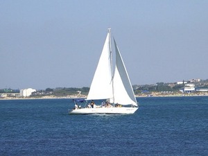 Поплавать в открытом море на корабле с белыми парусами))