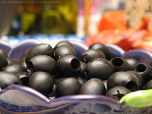 Оливки черные с косточкой