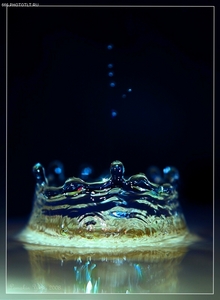 Корона золотого цвета.