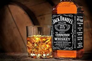 бутылку виски Jack Daniels