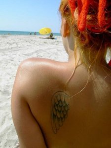 Татуировка - крылья ангела на каждой лопатке