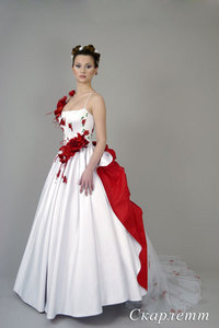 Свадебное платье с красными цветочками