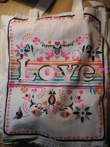 Белая сумка-торба из  Accsesorize с надписью "LOVE"