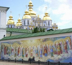 Поехать в Киев и обязательно зайди в Михайловский и посмотреть на каменную туку 12 века