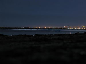 Nager dans la mer a nuit