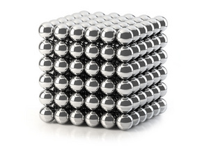 «Неокуб» — это 216 магнитных шариков диаметром 5 мм. Магниты довольно сильные: из них легко собираются классические формы вроде