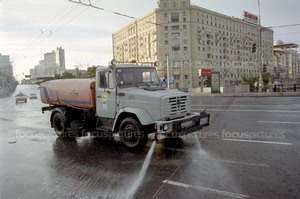 Покататься на поливальной машине ранним утром