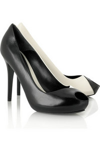 Alexander McQueen  Bi-color leather pumps