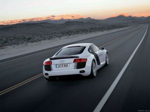 белая R8