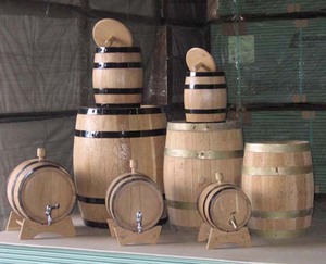 бочки дубовые 5 и 8 л. на подставке с краном для изготовления вина
