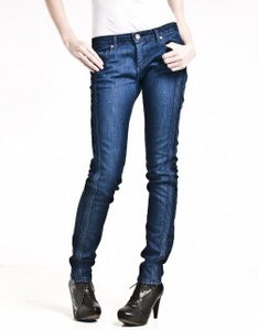 синие узкие джинсы