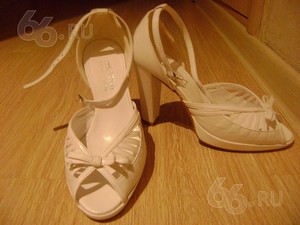 Белые туфли или босоножки