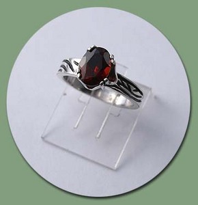 кольцо с гранатом
