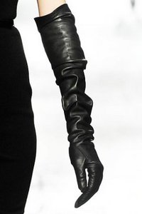 длинные кожаные черные перчатки