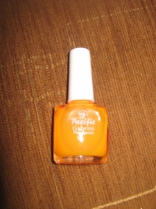 Оранжевый лак для ногтей