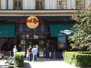 побывать в 10 Hard Rock Cafe