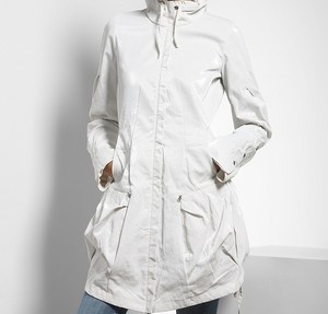 Молочно-белый плащ