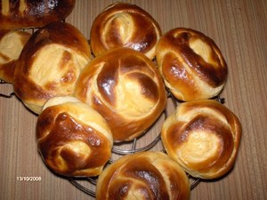 хочу  булочку ,что бы поднять настроение)