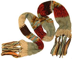 длинный вязаный шарф в полоску
