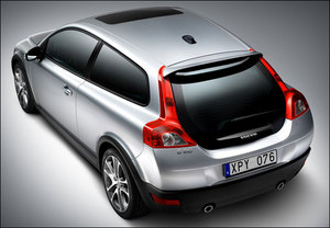 Volvo C30 серебристого или чёрного цвета с двигателем 1.6 литра и мощностью 100 л.с.