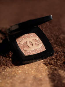 Radiant Glowing Highlightning Powder Chanel