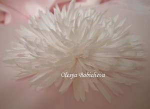 брошь хризантема