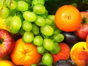 много тропических фруктов