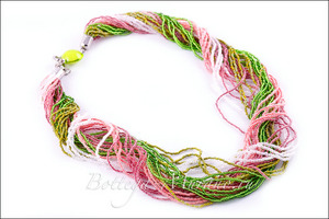 Переплетенные бусы из нитей венецианского бисера