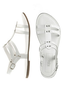 сандалии на плоской подошве