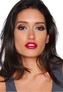 помада для губ малинового цвета