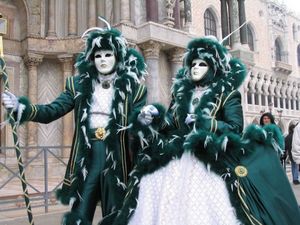 поучавствовать в венецианском карнавале