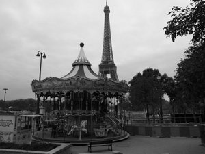 поехать в Париж