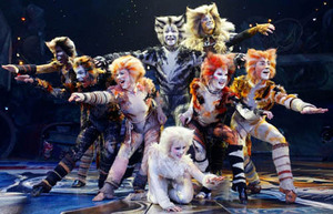 посетить мюзикл "Cats" в оригинале.