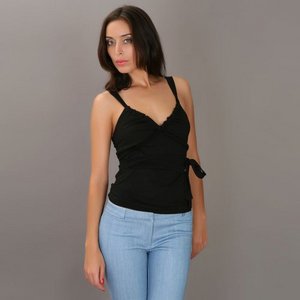 черная майка под джинсы