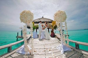 венчание на пляже  возле океана....