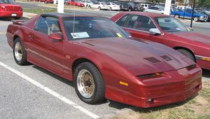 Pontiac Firebird Trans-Am второго либо третьего поколений.