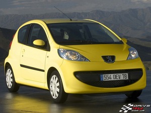 Peugeot 107 жёлтенький